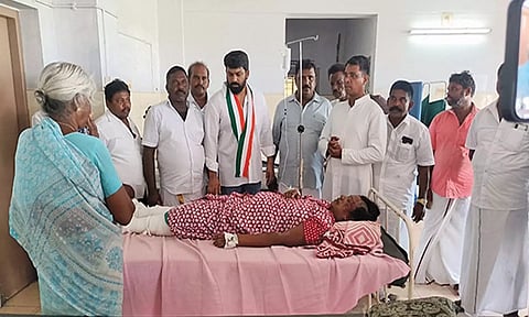 விபத்தில் காயமடைந்து சிகிச்சை பெற்று வரும் பெண்ணை ஊர்வசி அமிர்தராஜ்
எம்.எல்.ஏ. நேரில் சந்தித்து ஆறுதல் கூறிய காட்சி.