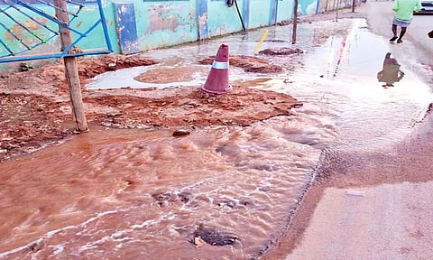உடன்குடி பஜாரில் குழாய் உடைந்து தண்ணீர் வீணாக செல்லும் காட்சி.