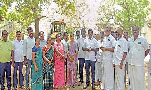 குடிநீர் திட்டப்பணிக்கான இடத்தை வி.எஸ்.ஆர்.ஜெகதீஷ் ஆய்வு செய்த காட்சி.