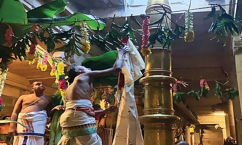 சுவாமி நம்மாழ்வார் அவதார விழாவை முன்னிட்டு கோவிலில் இன்று காலை கொடியேற்றம் நடைபெற்ற காட்சி.