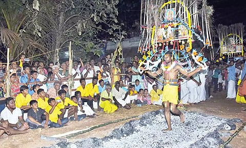 குண்டத்தில் இறங்கி பக்தர்கள் நேர்த்திக்கடன் செலுத்தினர்.