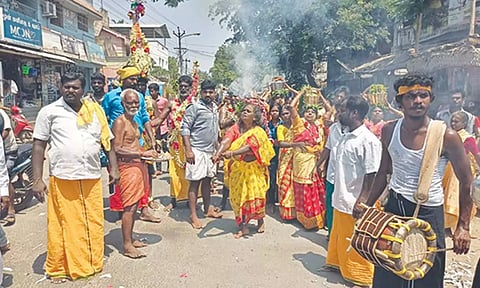 பால்குடம் எடுத்து ஊர்வலமாக வந்த பக்தர்கள்.