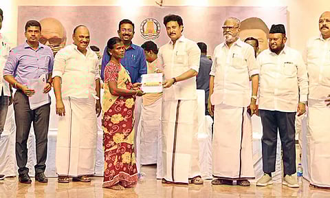 பயனாளிகளுக்கு, அமைச்சர் அன்பில்மகேஸ்பொய்யாமொழி விலையில்லா வீட்டுமனை பட்டா வழங்கினார். அருகில் கலெக்டர் தினேஷ்பொன்ராஜ் ஆலிவர் மற்றும் பலர் உள்ளனர்.