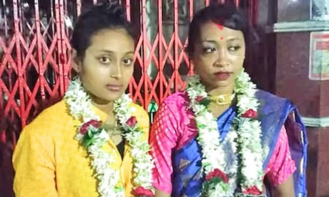 கொல்கத்தாவில் திருமணம் செய்து கொண்ட லெஸ்பியன் ஜோடி