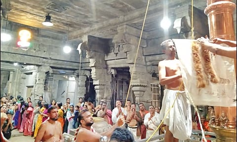 கொடியேற்றம் நடந்ததையும், அதில் கலந்து கொண்ட பக்தர்களையும் படத்தில் காணலாம்.