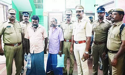 நகை, பணம் திருடிய 2 பேரை படத்தில் காணலாம்.