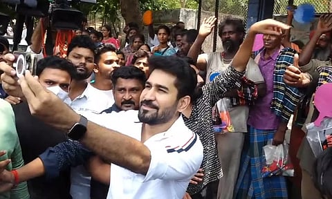 பிச்சைக்காரர்களுக்கு உதவி பொருட்கள் வழங்கிய விஜய் ஆண்டனி