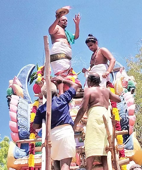 வருஷாபிஷேக விழாவில் கோவில் கோபுர கலசத்தின் மீது புனிதநீர் ஊற்றப்பட்ட காட்சி.