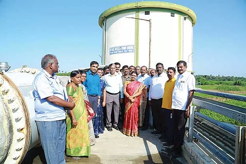 கலியாவூர் நீர்தேக்கத்தில் அமைச்சர் கீதாஜீவன் ஆய்வு செய்த காட்சி. அருகில் கலெக்டர் செந்தில்ராஜ் மற்றும் பலர் உள்ளனர்.