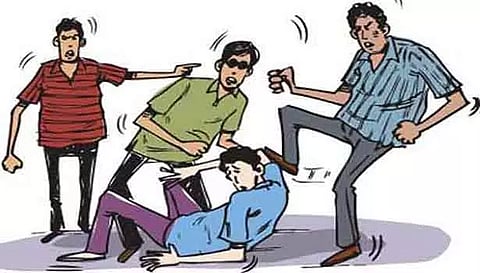 பெட்ரோல் பங்க் ஊழியருக்கு இரும்புக்கம்பி அடி