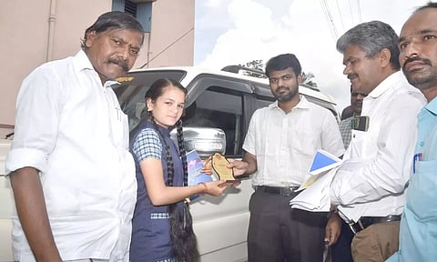 பர்கூர் அரசு பழங்குடியினர் உண்டி உறைவிட மேல்நிலைப்பள்ளியில் பயின்று பிளஸ்-2 பொதுத்தேர்வில் 508 மதிப்பெண் பெற்ற மாணவி ஜோதிகாவை பாராட்டி கலெக்டர் ராஜ கோபால் சுன்கரா நினைவு பரிசு வழங்கினார். அருகில் ஏ.ஜி.வெங்கடாசலம் எம்.எல்.ஏ. உள்ளார்.