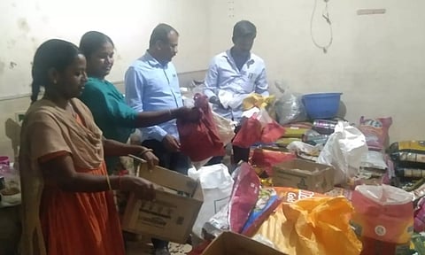 கடைகளில் தடை செய்யப்பட்ட பிளாஸ்டிக் பை பயன்படுத்தப்படுகிறதா? என பவானி நகராட்சி ஆணையாளர் (பொறுப்பு) கதிர்வேல் சோதனை செய்த போது எடுத்த படம்.