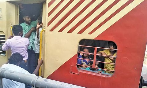 எழும்பூர்-புதுச்சேரி பாசஞ்சர் ரெயில் பெட்டி கழிவறையில் பயணம் செய்யும் சிறுவர்கள்