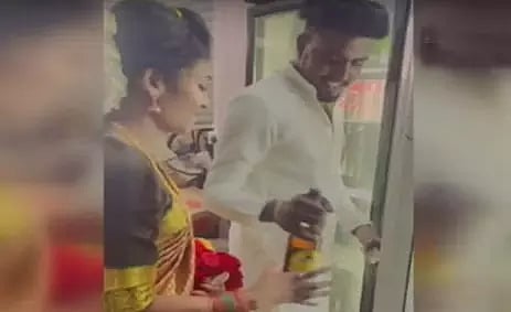 கேரளாவில் விசித்திரம்: திருமணம் முடிந்த கையோடு மதுபானக் கடைக்கு சென்ற புதுமணத் தம்பதி- வைரலாகும் வீடியோ