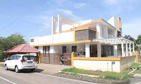 செந்தில் கார்த்திகேயன் என்பவர் வீட்டில் இன்று வருமான வரித்துறையினர் சோதனை நடத்தினர். அந்த வீட்டை படத்தில் காணலாம்.