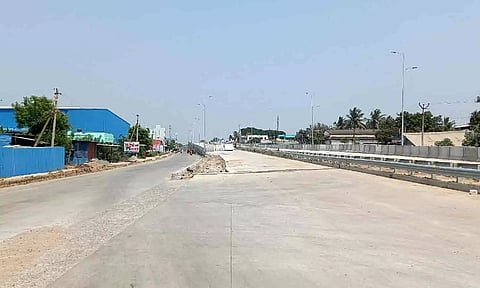 புதுச்சேரி-விழுப்புரம் 4 வழி சாலை பணி நடந்து வரும் காட்சி.