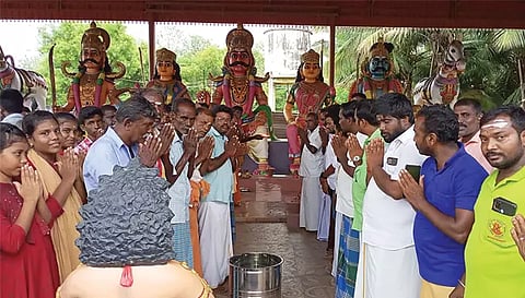 பூட்டு அகற்றப்பட்டதை தொடர்ந்து அய்யனாரப்பன் கோவிலில் நுழைந்து சாமி தரிசனம் செய்த பக்தர்கள்.