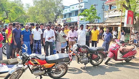 பா.ம.கவினர் சாலை மறியலில் ஈடுபட்ட போது எடுத்த படம்.