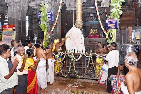 கொடியேற்றம் நடந்த பின் கொடி மரத்திற்கு தீபாரதனை காட்டப்பட்டது.