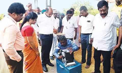 கொள்முதல் செய்யப்படும் நெல்லின் ஈரப்பதம் குறித்து கலெக்டர் தீபக் ஜேக்கப் ஆய்வு மேற்கொண்டார்.