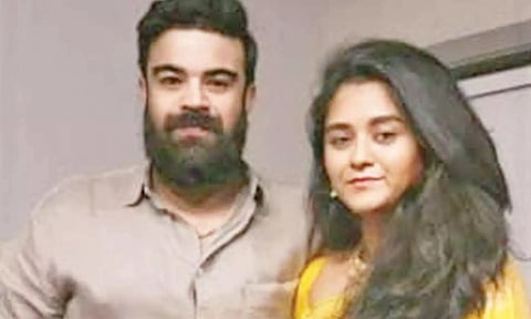 கணவர் உடலை அடக்கம் செய்தவுடன் மனைவி தற்கொலை