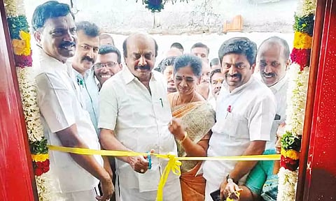  திருப்பூர் தெற்கு தொகுதி எம்.எல்.ஏ. க.செல்வராஜ், மேயர் ந.தினேஷ்குமார் ஆகியோர் அங்கன்வாடி மைய புதிய கட்டிடத்தை ரிப்பன் வெட்டி திறந்து வைத்த காட்சி.