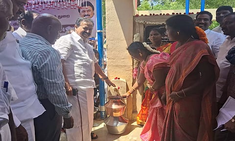 மேல்நிலை நீர் தேக்க தொட்டியை அமைச்சர் பொன்முடி திறந்து வைத்த காட்சி. அருகில் கலெக்டர் பழனி உள்ளார்