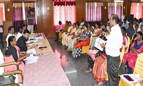 கடலூர் மாநகராட்சி அலுவலகத்தில் கலெக்டர் அருண் தம்புராஜ் தலைமையில் ஆய்வுக் கூட்டம் நடைபெற்றது.