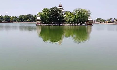 கழிவுநீர்-குப்பைகள் தேங்கி துர்நாற்றம் வீசும் தெப்பக்குளம்