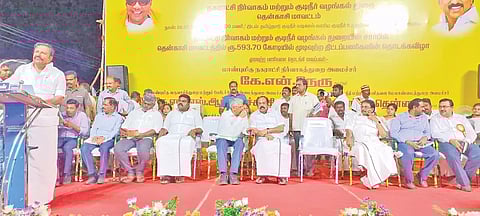 அமைச்சர் கே.என்.நேரு பேசிய காட்சி. அருகில் அமைச்சர்கள் கே.கே.எஸ்.எஸ்.ஆர். ராமச்சந்திரன், தங்கம்தென்னரசு, தென்காசி வடக்கு மாவட்ட தி.மு.க.செயலாளர் ராஜா எம்.எல்.ஏ. ஆகியோர் உள்ளனர்.