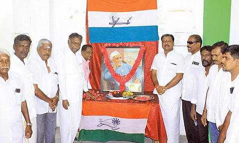 நேரு உருவப்படத்திற்கு முன்னாள் மத்திய மந்திரி தனுஷ்கோடி ஆதித்தன் மாலை அணிவித்து மரியாதை செலுத்தினார். அருகில் மாநகர் மாவட்ட தலைவர் சங்கரபாண்டியன் உள்ளார்.