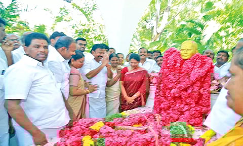 பெரியசாமி சிலைக்கு கனிமொழி எம்.பி.,அமைச்சர்கள் கீதாஜீவன், அனிதா ராதாகிருஷ்ணன், கே.என்.நேரு, மனோதங்கராஜ், எம்.எல்.ஏக்கள் மார்க்கண்டேயன், சண்முகையா, மேயர் ஜெகன் பெரியசாமி மலர் அஞ்சலி செலுத்திய காட்சி.