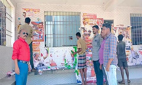 காட்சி மண்டபம் பகுதியில் சுகாதார அலுவலர் இளங்கோ மேற்பார்வையில் பஸ் நிறுத்தத்தில் ஒட்டப்பட்டு இருந்த போஸ்டர்கள் அகற்றப்பட்ட போது எடுத்த படம்.