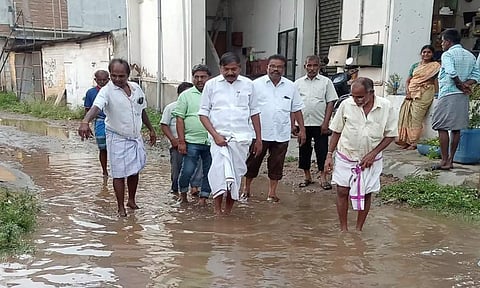 அந்தியூர் பகுதியில் பெய்த மழையினால் தேங்கிய தண்ணீர் சரிசெய்ய அதிகாரிகளுடன் ஏ.ஜி.வெங்கடாஜலம் எம்.எல்.ஏ. பார்வையிட்ட போது எடுத்த படம்.