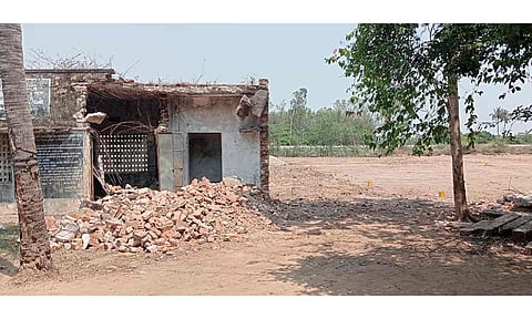 இடிக்கப்பட்ட அங்கன்வாடி மையம்