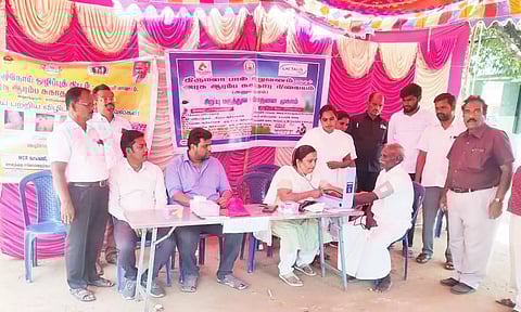  முகாமில் மருத்துவ குழுவினர் பொதுமக்களுக்கு பரிசோதனை செய்த காட்சி. 