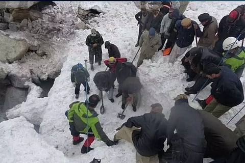 வட பாகிஸ்தானில் பனிச்சரிவில் சிக்கி 10 பேர் பலி- 15 கால்நடைகள் உயிரிழப்பு