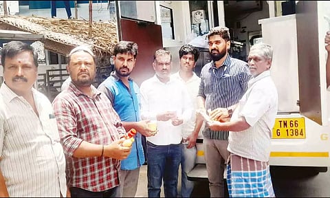 தாராபுரம் உணவு பாதுகாப்பு துறையினர் கடைகளில் எடுக்கப்பட்ட உணவு மாதிரிகளை நடமாடும் பரிசோதனை கூடத்தில் பரிசோதித்து வழங்கிய போது எடுத்த படம்.