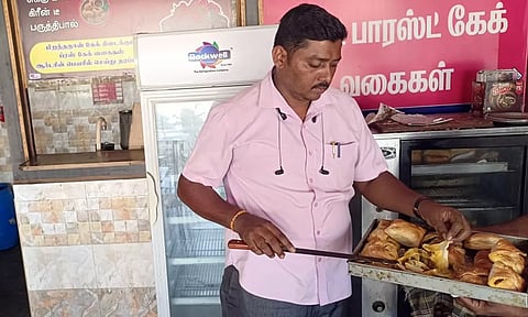 சென்னிமலை பஸ் நிலையம் எதிரில் உள்ள பேக்கரியில் முட்டை பப்சினை உணவு பாதுகாப்பு துறை அதிகாரி சோதனை செய்தார்.