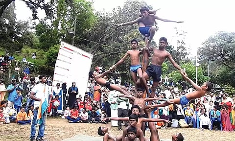 மலர் கண்காட்சியில் சாகச நிகழ்ச்சி நடத்திய சிறுவர்களை படத்தில் காணலாம்.