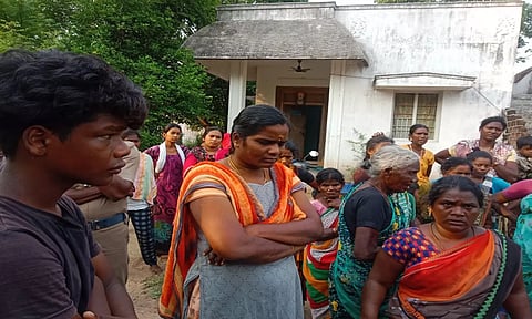 போலீசாருடன் வாக்குவாதத்தில் ஈடுபட்ட பொதுமக்கள்.