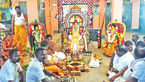 வாழப்பாடி திரவுபதி அம்மன் கோவிலில் தருமர் பட்டாபிஷேக விழா நடைபெற்ற காட்சி. 