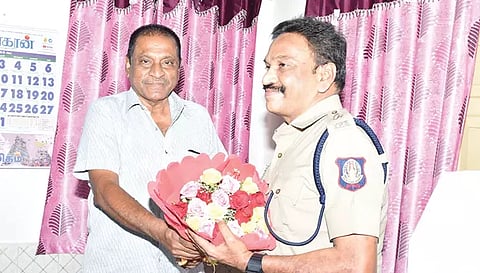 சங்ககிரி லாரி உரிமையாளர் சங்கத்தின் சார்பில், தலைவர் கந்தசாமி, சேலம் எஸ்.பி. சிவகுமாருக்கு மலர் கொத்துக் கொடுத்து வாழ்த்து தெரிவித்தார்.