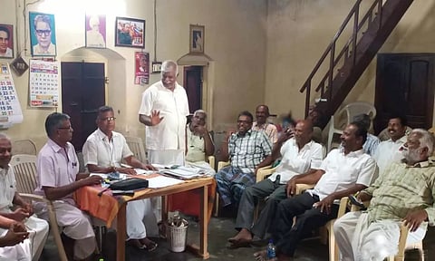தமிழ்நாடு விவசாயிகள் சங்கத்தின் திருப்பூர் மாவட்ட ஆலோசனைக் கூட்டம் பல்லடம் சங்க அலுவலகத்தில் நடைபெற்ற காட்சி.