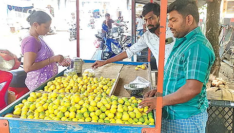 பரமத்திவேலூர் பகுதியில் தள்ளுவண்டியில் எலுமிச்சம் பழம் குவித்து வைத்து விற்பனை செய்வதை படத்தில் காணலாம்.
