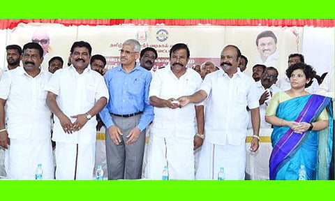 காரைக்குடியில் நகராட்சித்துறை சார்பில் நிறைவடைந்த பாதாள சாக்கடை திட்டப்பணிகளை அமைச்சர்கள் கே.என்.நேரு, பெரியகருப்பன் ஆகியோர் தொடங்கி வைத்தனர். அருகில் கலெக்டர் ஆஷாஅஜீத், மாங்குடி எம்.எல்.ஏ., நகரசபை தலைவர் முத்துதுரை உள்ளனர்.
