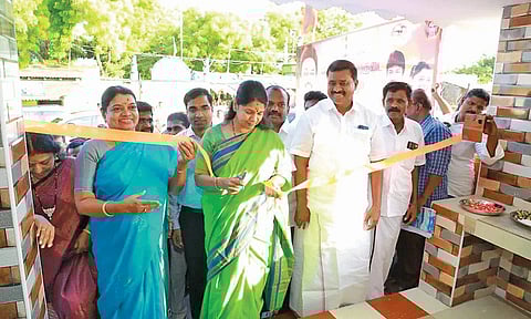 நிறைவுற்ற திட்டப் பணிகளை கனிமொழி எம்.பி. திறந்து வைத்தார். அருகில் அமைச்சர் கீதாஜீவன், மார்க்கண்டேயன் எம்.எல்.ஏ. உள்ளனர்.