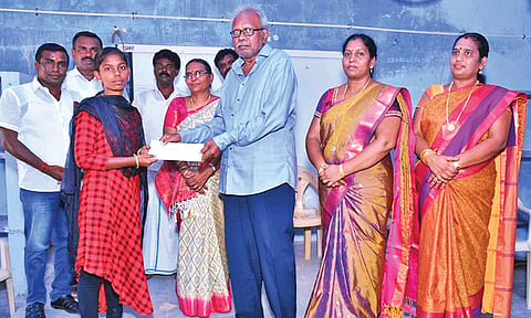 முதல் 3 இடங்களை பிடித்த மாணவ- மாணவிகளுக்கு பரிசுகள் வழங்கப்பட்ட காட்சி.