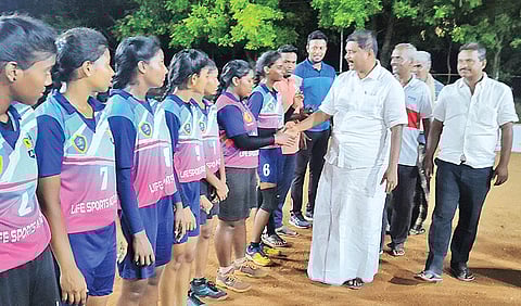 கைப்பந்து போட்டியை மார்க்கண்டேயன் எம்.எல்.ஏ. தொடங்கி வைத்த காட்சி.