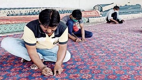 900 கைவினை கலைஞர்கள்.. 10 லட்சம் மணி நேரம் உழைப்பு- புதிய பாராளுமன்ற தளங்களை அலங்கரித்த தரைவிரிப்புகள்